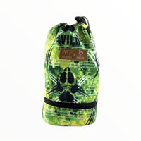 Ein grüner Leckerlibeutel mit schwarzem Pfotenabdruck darauf