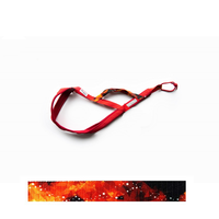 Rotens Flammen Zuggeschirr von Inua auf weißem Hintergrund