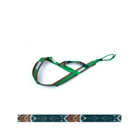 Braun Grünes Zuggeschirr von Inua auf weißem Hintergrund