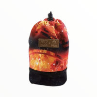 Ein Leckerlibeutel mit orange, gelb und dunkler Musterung