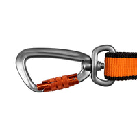 Ein silberner Karabiner mit orangenen Verschluss