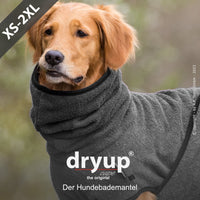 Ein Hund mit Dryup Hundebademantel in dunkelgrau, verschiedene Groessen XS-2XL
