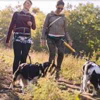 Zugleine von Musher im Einsatz von 2 Frauen mit Hund